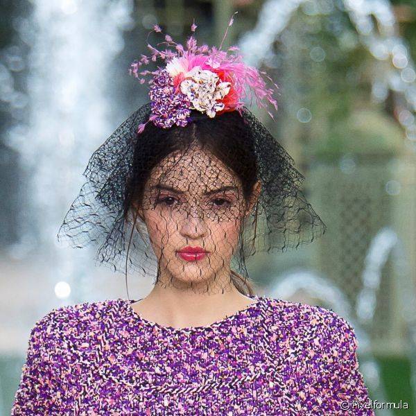 A grife Chanel mostrou uma maquiagem de festa bem feminina e delicada, com batom rosa cremoso, durante a Semana de Alta-Costura de Paris (Foto: Pixelformula)